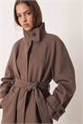 Длинный формальный тренч с воротником-воронкой в грибном цвете артикул 142116325