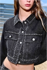 Укороченная джинсовая куртка с заклепками артикул 153261364