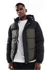 Пуховик с капюшоном и контрастными вставками артикул 149105159