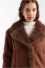Длинная куртка из искусственного меха коричневого цвета артикул 148890234