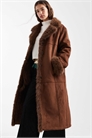 Длинная куртка из искусственного меха коричневого цвета артикул 148890234