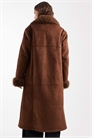 Длинная куртка из искусственного меха коричневого цвета артикул 148890234
