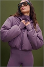 Пуховик с буффами рукавами в лиловом цвете артикул 152362237