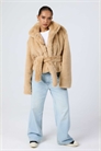 Куртка с воротником-воронкой и поясом из искусственного меха, цвет «верблюжий» артикул 146139329