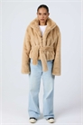 Куртка с воротником-воронкой и поясом из искусственного меха, цвет «верблюжий» артикул 146139329