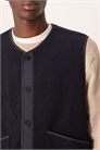 Жилет из вареной шерсти темно-синего цвета с контрастной окантовкой артикул 151335906