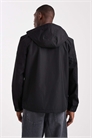 Короткая ветровка с капюшоном и карманами артикул 151024951