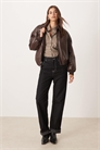 Бомбер из веганской кожи с волнистым подолом артикул 152002168