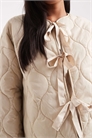 Стеганая куртка с завязками спереди артикул 148858368