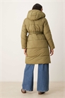 Удлиненное пуховое пальто с затянутой талией зеленого цвета артикул 149246316