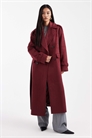 Двубортный тренч из искусственной замши с поясом, длиной до колен, бордового цвета артикул 148031935