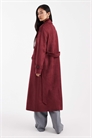 Двубортный тренч из искусственной замши с поясом, длиной до колен, бордового цвета артикул 148031935