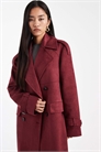 Двубортный тренч из искусственной замши с поясом, длиной до колен, бордового цвета артикул 148031935