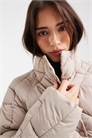 Укороченная пуховик с воротником-воронкой и крупным стеганым узором артикул 146690249