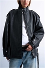 Короткая бомбер-куртка с воротником-воронкой из искусственной кожи под «пузырьковую» текстуру и ремнем артикул 147897833