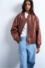 Бомбер из искусственной кожи с эффектом винтажной потертости, свободного кроя и без воротника артикул 142296318