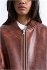 Бомбер из искусственной кожи с эффектом винтажной потертости, свободного кроя и без воротника артикул 142296318
