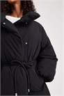 Пуховик с удлиненным кроем и воротником-воронкой артикул 142324126