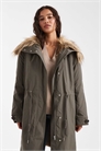 Парка свободного кроя с меховой оторочкой артикул 148031535