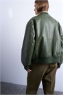 Бомбер из искусственной кожи с эффектом винтажной потертости, свободного кроя и без воротника артикул 142296313
