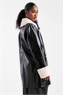 Пальто из искусственной кожи с контрастным воротником артикул 143260992