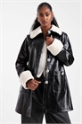 Пальто из искусственной кожи с контрастным воротником артикул 143260992