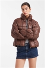 Блестящая стеганая куртка с рюшами на рукавах, коричневого цвета артикул 151540965