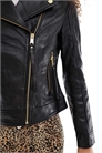 Кожаная куртка в стиле байкера артикул 138700351