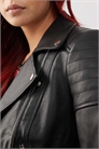 Кожаная куртка-косуха с фактурной поверхностью артикул 139200541