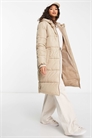 Длинное утепленное пальто с капюшоном мягкого бежевого цвета артикул 118794488