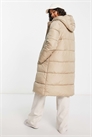 Длинное утепленное пальто с капюшоном мягкого бежевого цвета артикул 118794488