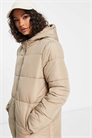 Длинное утепленное пальто с капюшоном мягкого бежевого цвета артикул 118794488