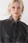 Женская бомбер-куртка из искусственной кожи с текстурированной поверхностью, заниженными плечами и карманами, черного цвета артикул 152830312