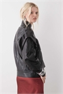 Женская бомбер-куртка из искусственной кожи с текстурированной поверхностью, заниженными плечами и карманами, черного цвета артикул 152830312