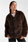 Куртка без воротника с застежкой-тогглом из искусственного меха шоколадно-коричневого цвета артикул 148031931