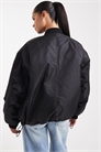 Оверсайз-куртка-бомбер черного цвета артикул 147702248