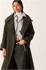 Шерстяное пальто средней длины с поясом и воротником-воронкой темно-зеленого цвета артикул 151999830