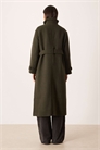 Шерстяное пальто средней длины с поясом и воротником-воронкой темно-зеленого цвета артикул 151999830