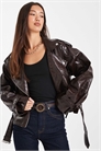 Короткая кожаная куртка в стиле мотоциклиста артикул 150666509