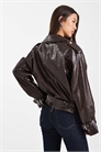 Короткая кожаная куртка в стиле мотоциклиста артикул 150666509