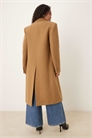 Стильное пальто средней длины с заметными плечами из смешанной шерсти артикул 151640414