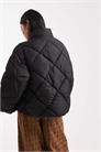 Укороченная пуховик с воротником-воронкой и крупным стеганым узором артикул 146690247