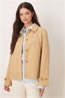 Короткая куртка-тренч бежевого цвета артикул 141005406