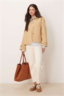 Короткая куртка-тренч бежевого цвета артикул 141005406
