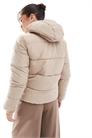 Утепленное пальто с капюшоном мягкого бежевого цвета артикул 136669190
