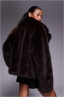 Шуба из искусственного меха шоколадного цвета артикул 149242422