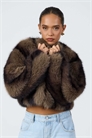 Укороченная куртка из искусственного меха с коричневыми полосками артикул 146139337