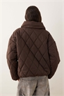 Куртка с высоким воротником и стеганым узором, с завязками, шоколадно-коричневого цвета артикул 150938502