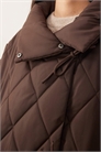 Куртка с высоким воротником и стеганым узором, с завязками, шоколадно-коричневого цвета артикул 150938502
