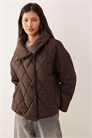 Куртка с высоким воротником и стеганым узором, с завязками, шоколадно-коричневого цвета артикул 150938502
